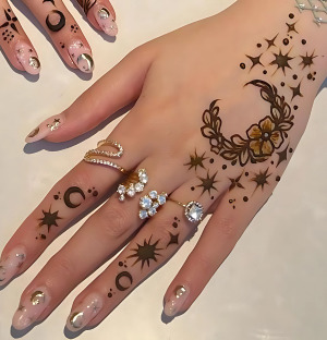 Beautiful Chand Mehndi Design