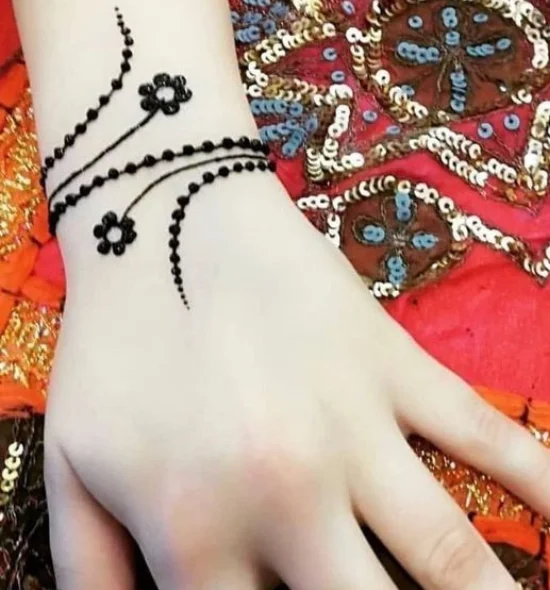 simple mehndi design photo